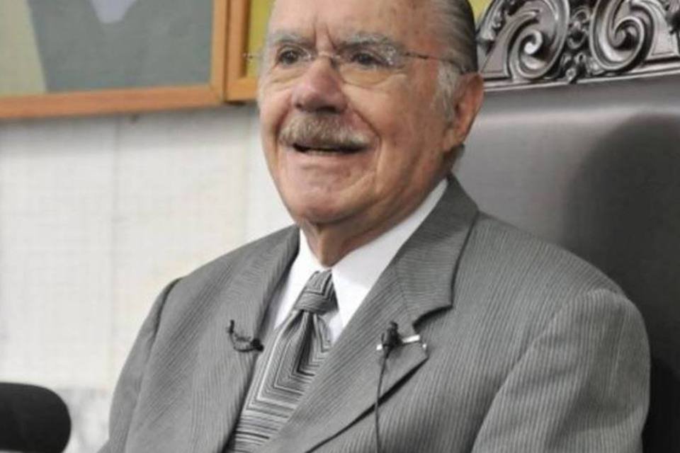 Sarney recebe alta, mas deve ficar uma semana em SP