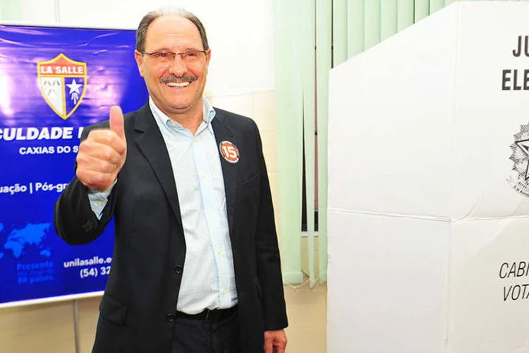 
	Sartori vota: o pol&iacute;tico foi considerado a grande surpresa das elei&ccedil;&otilde;es ga&uacute;chas
 (Luiz Chaves/ Sartori 15)
