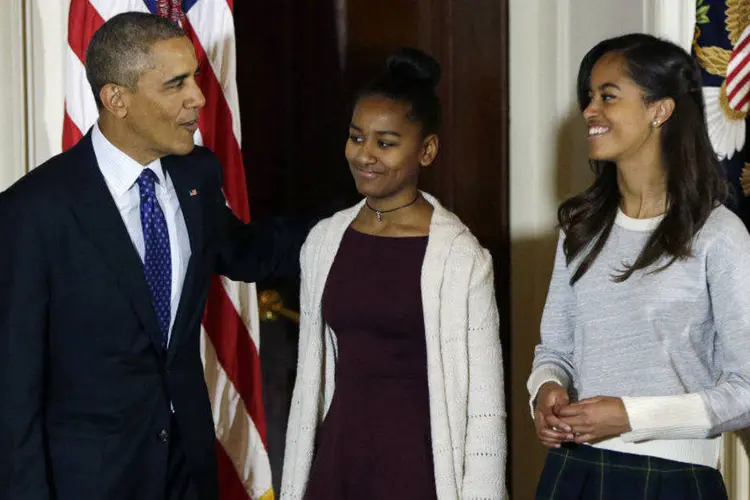 O presidente americano, Barack Obama, ao lado das filhas Sasha (E) e Malia em evento na Casa Branca (Gary Cameron/Reuters/Reuters)