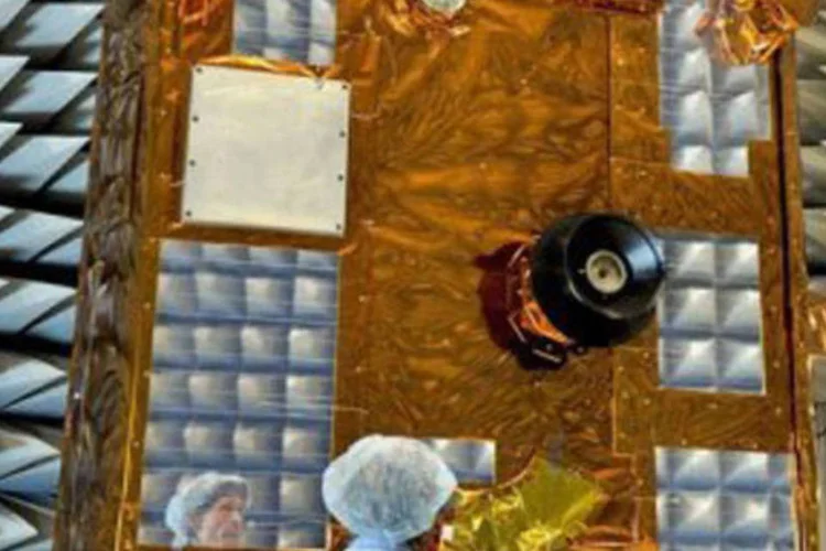 Técnico observa o satélite Cryosat 2 em Friedrichshafen, na Alemanha (.)
