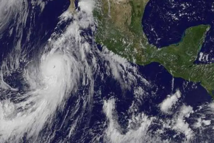 Imagem de satélite do furacão Marie: furacão baixou de categoria nas últimas horas (AFP)
