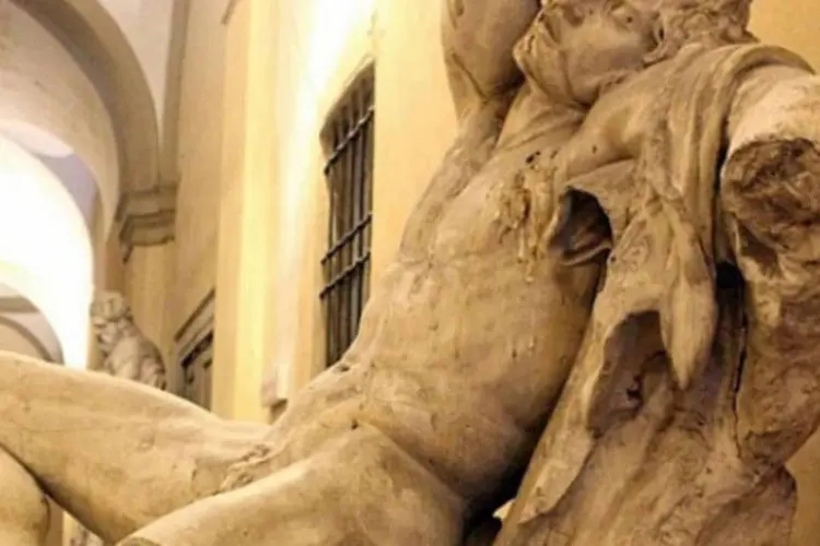 Sátiro Embriagado: monumento mostra um homem dormindo e é inspirado na época helenista da Grécia Antiga (Reprodução / Nicola Vaglia / Corriere della Sera)