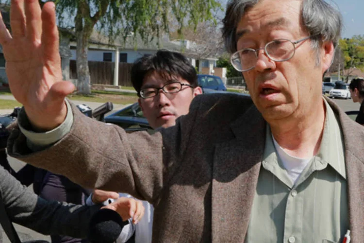 Dorian S. Nakamoto saindo para dar entrevista à AP (Bloomberg)