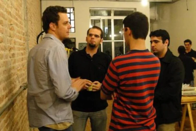 Um dos mentores do StartupFarm, Fernando Campos, CTO da Sambatech, conversa com empreendedores (Divulgação)