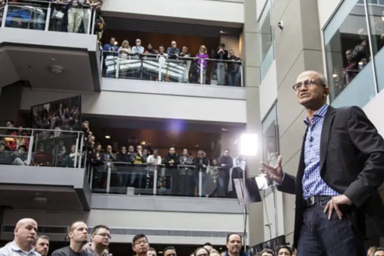 Satya Nadella conversa com funcionários ao ser anunciado como novo CEO da Microsoft, em um dos prédios da companhia em Seattle, Washington (Divulgação/Microsoft via Bloomberg)