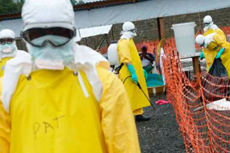 
	Funcion&aacute;rios do minist&eacute;rio da Sa&uacute;de em &aacute;rea de alto risco do hospital Elwa, em Monr&oacute;via
 (Dominique Faget/AFP)