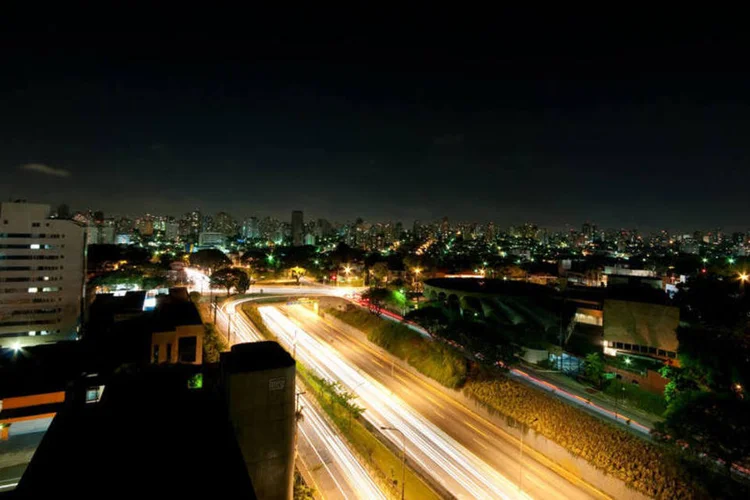 
	Vista de pr&eacute;dios no bairro da Sa&uacute;de, em S&atilde;o Paulo: em nota, a Sabesp diz que a Sa&uacute;de &quot;est&aacute; em &aacute;rea de redu&ccedil;&atilde;o de press&atilde;o&quot;
 (Marcosleal/WikimediaCommons)