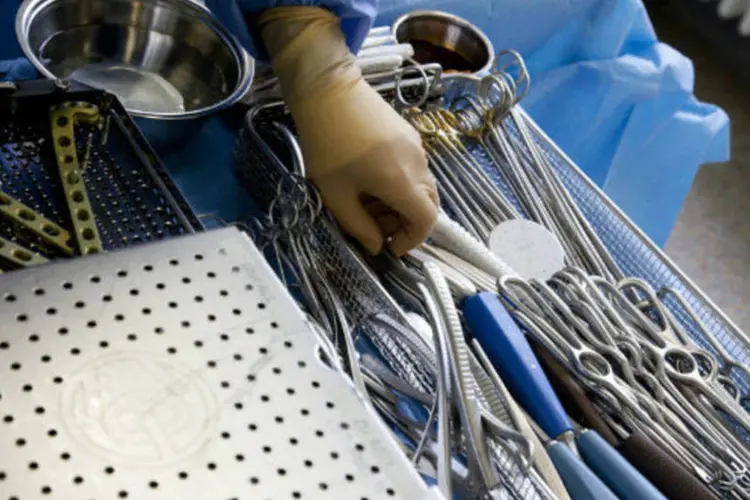 
	Instrumentos m&eacute;dicos em sala de cirurgia de hospital: previs&atilde;o do Into &eacute; uma m&eacute;dia de 20 cirurgias por dia ao longo da semana
 (Michele Tantussi/Bloomberg)