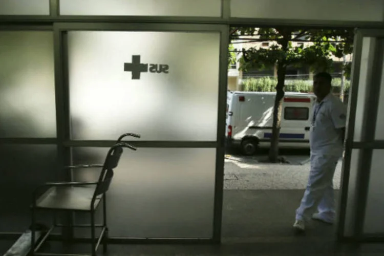 
	Enfermeiro na porta de hospital do SUS: profissionais do setor dizem que &eacute; preciso definir bem as regras da exig&ecirc;ncia para que nem rede p&uacute;blica nem profissionais sejam prejudicados
 (REUTERS/Pilar Olivares)