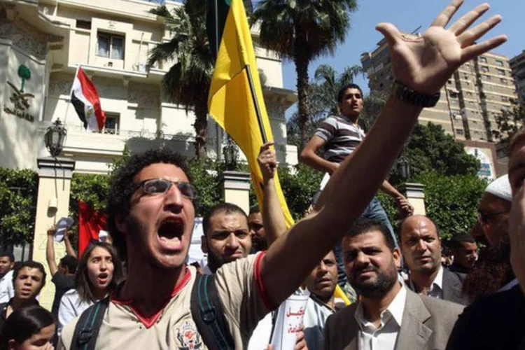 
	Eg&iacute;pcios protestam em frente &agrave; embaixada da Ar&aacute;bia Saudita no Cairo em 2012: um tribunal de Jeddah (oeste da Ar&aacute;bia Saudita) considerou Ahmed al Guizaui culpado por tr&aacute;fico de drogas.
 (©afp.com / Khaled Desouki)