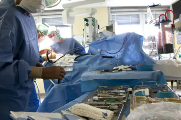 
	M&eacute;dicos realizam cirurgia em hospital
 (Michele Tantussi/Bloomberg)