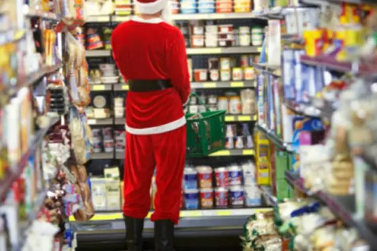 
	Homem vestido de papai noel em supermercado: o desempenho do Natal tende a n&atilde;o ser muito melhor do que o que j&aacute; vem ocorrendo ao longo deste ano
 (Getty Images)