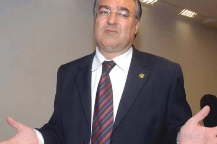 
	Raimundo Colombo, governador de Santa Catarina: pol&iacute;cias do estado continuam mobilizadas contra viol&ecirc;ncia que come&ccedil;ou em mais de 10 cidades na &uacute;ltima segunda-feira
 (Wikimedia Commons)