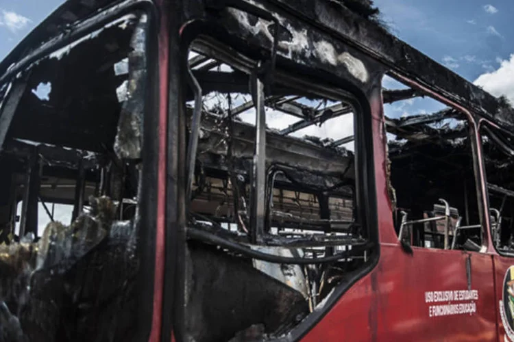 
	&Ocirc;nibus incendiado em Santa Catarina: at&eacute; agora, foram confirmados 111 atentados em 36 munic&iacute;pios.
 (Marcelo Camargo/ABr)
