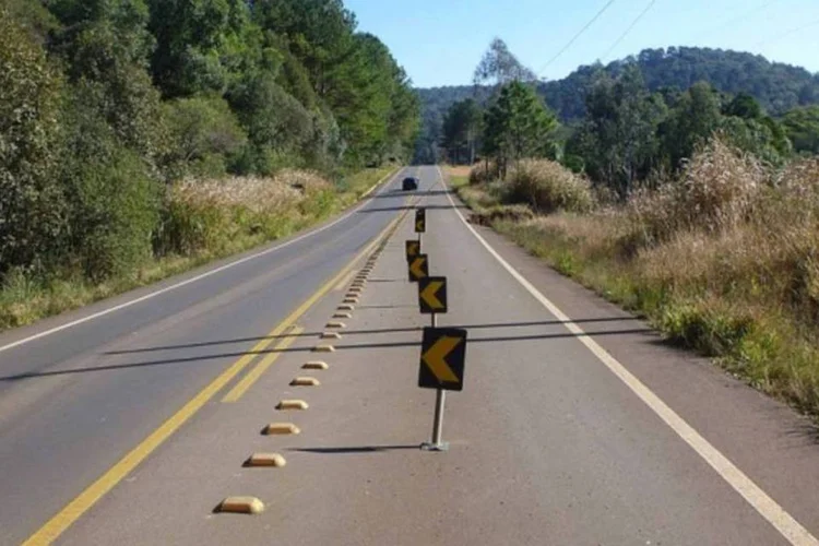 
	&Ocirc;nibus saiu da pista em uma curva, tombou e ap&oacute;s chocar-se contra uma pedra desceu uma ribanceira de aproximadamente 40 metros
 (Arquivo/CNT)