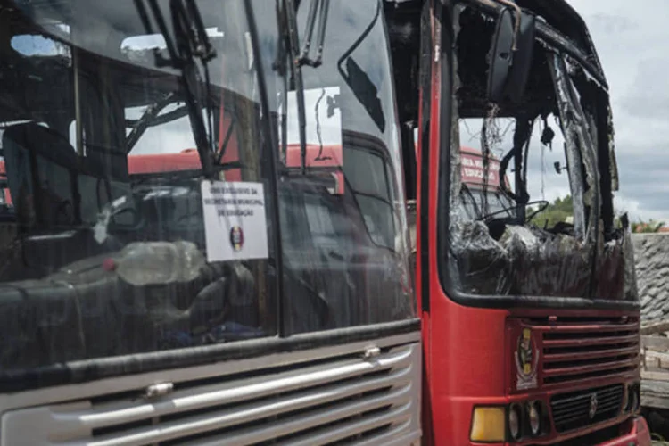 Ônibus incendiados em atentados em Santa Catarina: já são 60 ataques registrados desde o dia 30 de janeiro, em 18 municípios de Santa Catarina. (Marcelo Camargo/ABr)