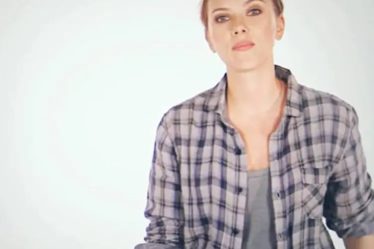 Scarlett Johansson sustenta no anúncio que "há republicanos que tentam redefinir o que é uma violação" (Reprodução/YouTube)
