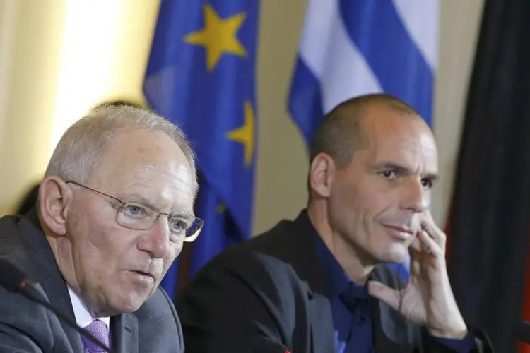 O ministro alemão das Finanças, Wolfgang Schaeuble e o ministro grego Yanis Varoufakis (Reuters)