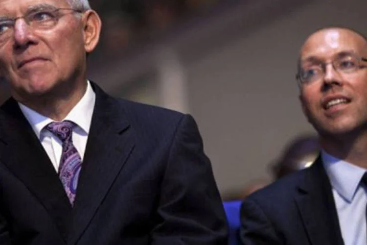 Schauble (E) também classificou de 'ideia idiota' a hipótese de aumentar o volume do fundo de emergência da Zona Euro
 (Brendan Smialowski/AFP)
