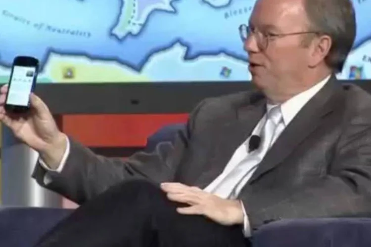 Eric Schmidt e o celular "ainda não anunciado" (Reprodução/YouTube)