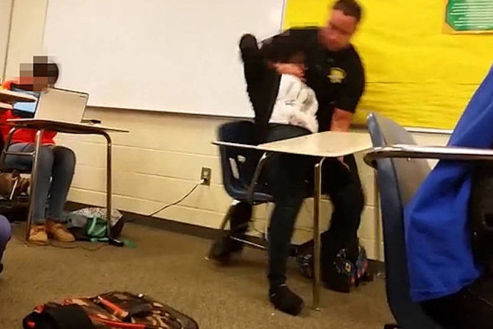Policial que arrastou estudante em sala de aula é demitido