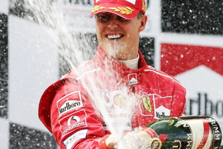  Michael Schumacher, então da Ferrari, celebra vitória no Grande Prêmio da Espanha em 9 de maio de 2004  (Getty Images)
