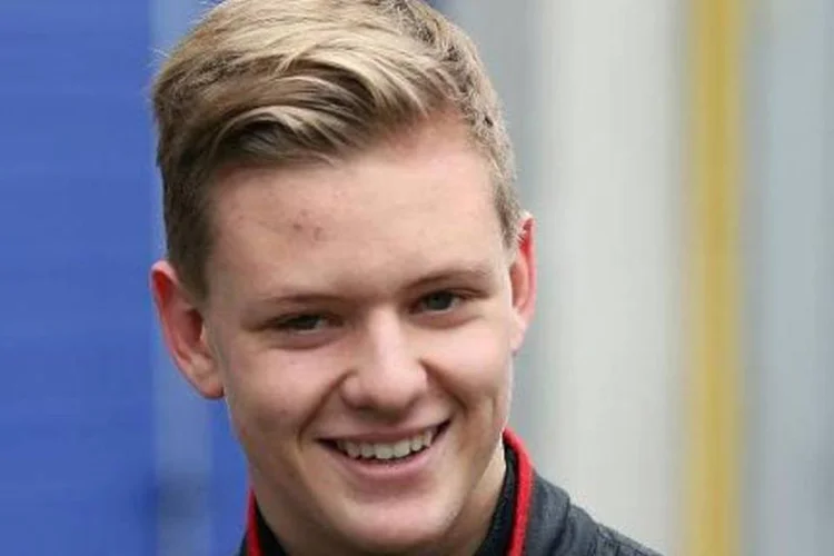 
	Mick Schumacher, filho de Michael Schumacher, durante os primeiros treinos na F&oacute;rmula 4 com a equipe holandesa Team van Amersfoort
 (AFP/ Ronny Hartmann)