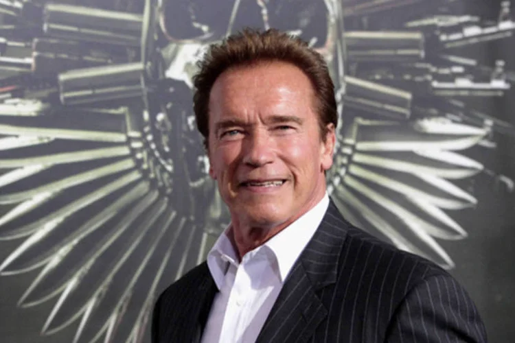 Ator e ex-governador da Califórnia Arnold Schwarzenegger posa para fotos durante a estréia do filme "MErcenários 2" em Hollywood, em agosto (Mario Anzuoni/Reuters)
