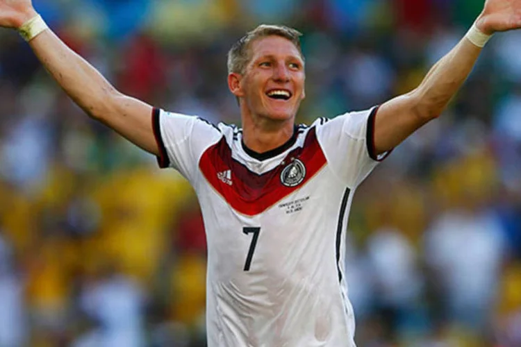 Bastian Schweinsteiger comemora vitória da Alemanha nas quartas de final da Copa do Mundo (REUTERS/Eddie Keogh)