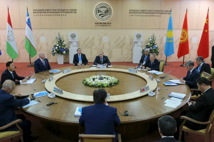 
	L&iacute;deres da R&uacute;ssia, China, Cazaquist&atilde;o, Tadjiquist&atilde;o e Uzbequist&atilde;o durante reuni&atilde;o da SCO em Ufa, na R&uacute;ssia
 (REUTERS/BRICS/SCO Photohost/RIA Novosti)