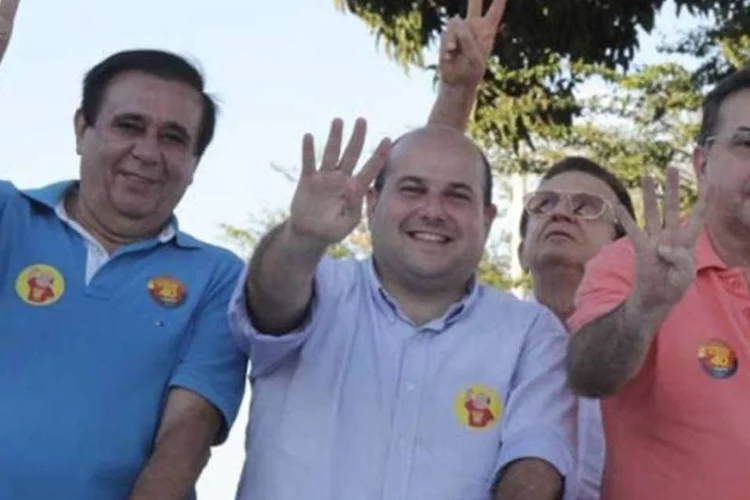 
	Roberto Claudio (PSB) durante mini-carreata no Conjunto Cear&aacute;: partido foi o que mais cresceu nas elei&ccedil;&otilde;es de 2012
 (Reprodução)
