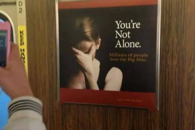 Suposto anúncio do McDonald's no metrô de Boston que brinca com a depressão (Reprodução)