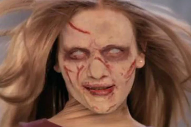 Trecho do vídeo com garota do Exorcista fazendo comercial de shampoo: ação divulga a Panamericana Escola de Arte e Design (Reprodução)
