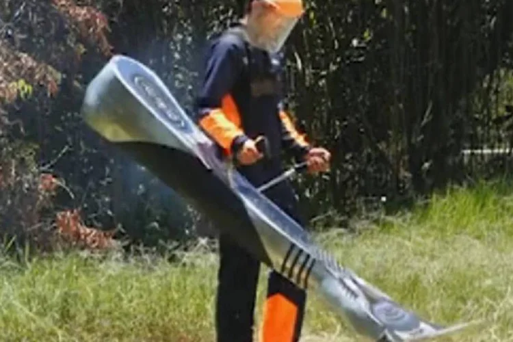 Trecho da ação da Gillette, criada pela Ogily de Honduras, que leva barbeadores gigantes para cortar a grama da cidade (Reprodução)