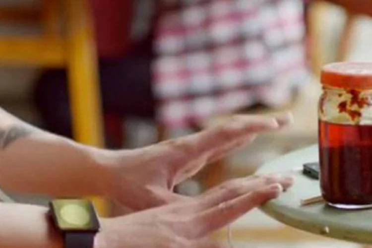 Trecho de comercial do iPhone, da Apple, que mostra um suposto iWatch, relógio inteligente que deverá ser lançado pela marca em 2014 (Reprodução)