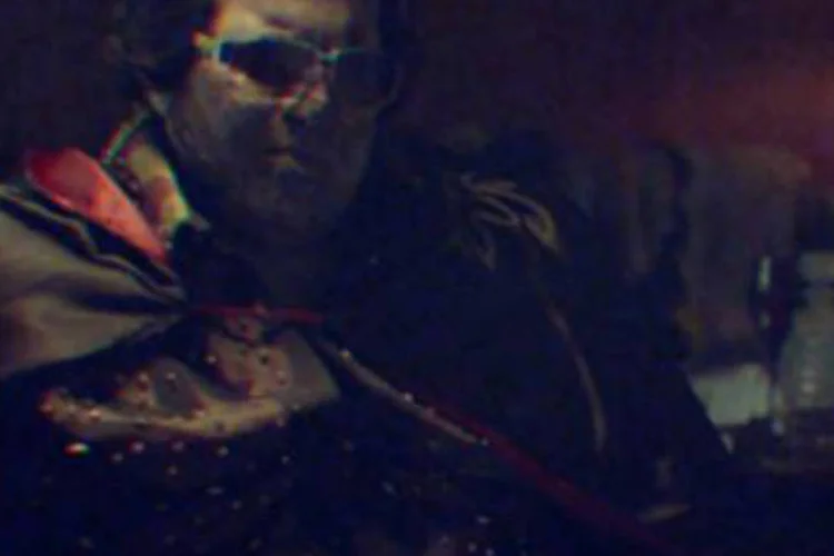 Cantor Elvis aparece em trecho do comercial da MTV Brasil: campanha mostra que cantor agora é a Morte e aparece em uma jornada sangrenta para salvar o rock (Reprodução)