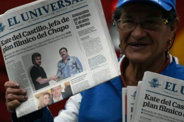 Vendedora segura o jornal mexicano El Universal com a foto de Sean Penn apertando a mão de "El Chapo" (ALFREDO ESTRELLA/AFP)