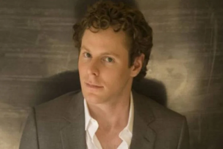 Sean Parker, primeiro presidente do Facebook e um dos fundadores do Napster doou 100 mil dólares à causa