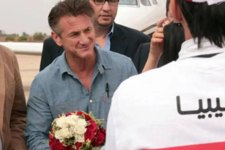 Sean Penn é recebido em Benghazi: "é surpreendente o que está acontecendo nesta parte do mundo, seja em Tunísia, Egito ou Líbia" (Abdullah Doma/AFP)