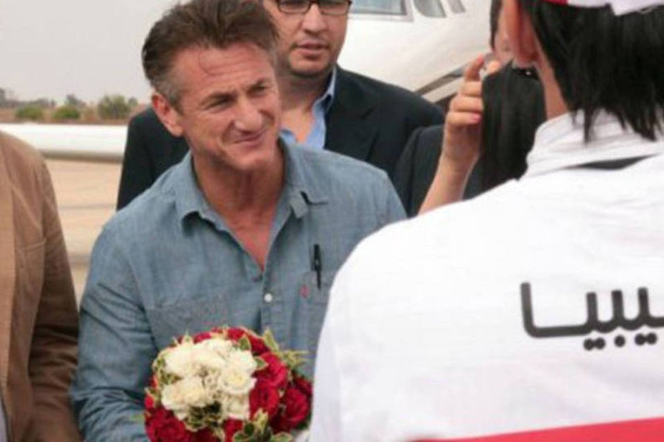 Ator Sean Penn faz visita humanitária à Líbia