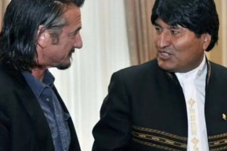 Sean Penn (à esquerda) e o presidente boliviano Evo Morales em La Paz (Aizar Raldes/AFP)