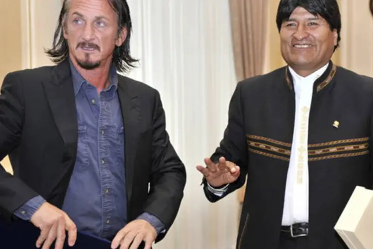 
	Sean Penn (E) se encontra com Evo Morales: &nbsp;o ator &eacute; amigo pessoal do presidente boliviano
 (Aizar Raldes/AFP)