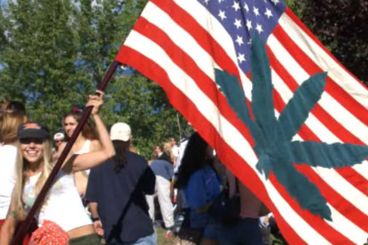 
	Mulher com bandeira dos Estados Unidos e s&iacute;mbolo da maconha: Colorado e Washington j&aacute; legalizaram a maconha
 (Ron Wurzer/Getty Images)