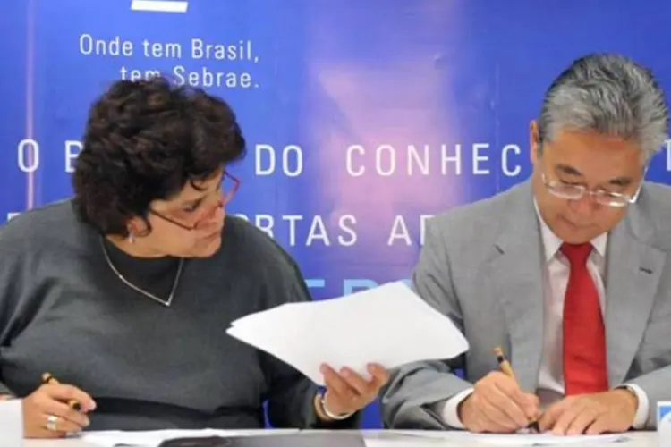 A ministra do Meio Ambiente, Izabella Teixeira, e o presidente do Sebrae, Paulo Okamoto (Elza Fiúza/Agência Brasil)