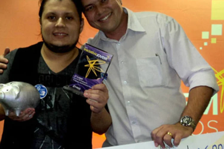Rafael Vieira (esq), músico e empresário, ao receber o prêmio Shell Iniciativa Jovem  (Divulgação)