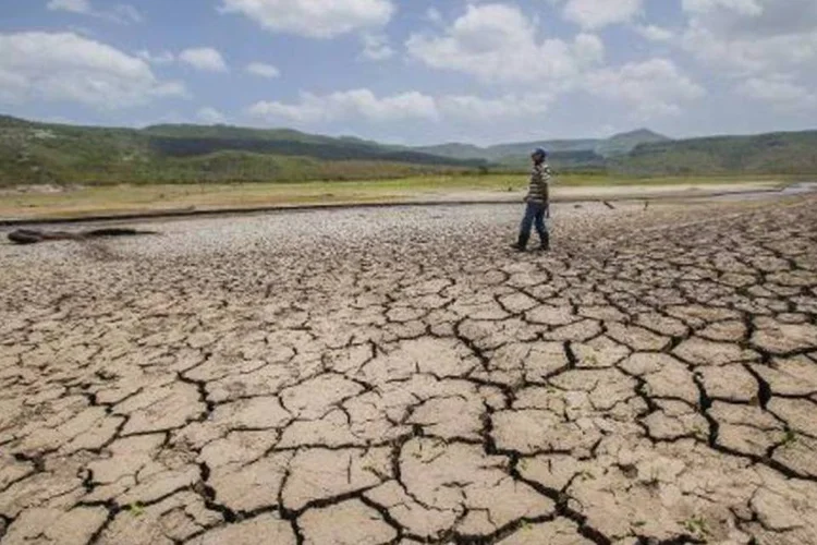 Homem caminha por açude seco em Las Canoas, 60 km de Manágua (Diana Ulloa/AFP)