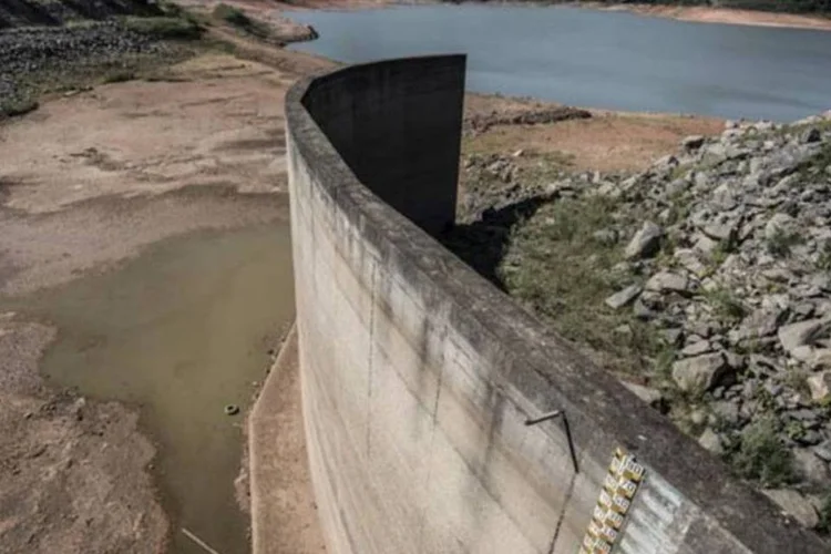 
	Represa de Jaguari, administrada pela Sabesp, &eacute; vista com baixo n&iacute;vel de &aacute;gua, em Bragan&ccedil;a Paulista
 (Paulo Fridman/Bloomberg)