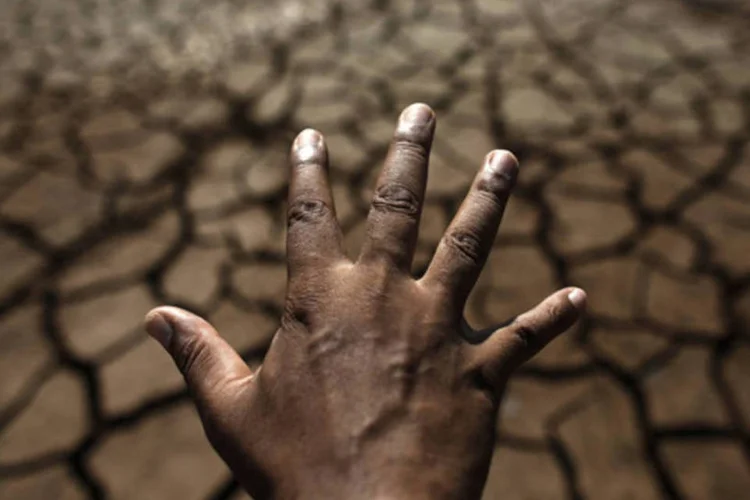 Solo ressecado é visto na represa de Jaguary, em Bragança Paulista: crise é consequência da contaminação e da exploração insustentável (Nacho Doce/Reuters)