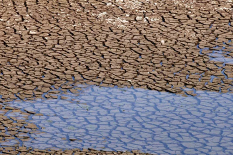 
	Po&ccedil;a d&#39;&aacute;gua vista no ch&atilde;o rachado da represa de Jaguari em Bragan&ccedil;a Paulista, da Sabesp: volume&nbsp;seria necess&aacute;rio para atender o aumento populacional da regi&atilde;o em 10 anos
 (Paulo Whitaker/Reuters)