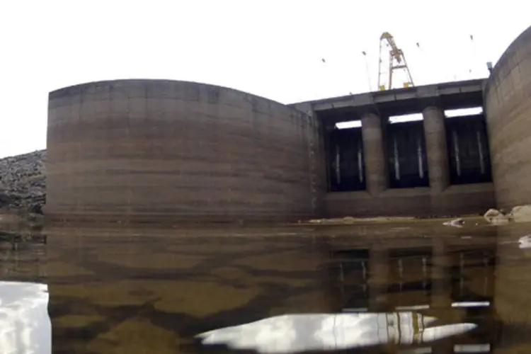 Represa de Jaguari, administrada pela Sabesp, é vista com baixo nível de água, em Bragança Paulista (Paulo Whitaker/Reuters)